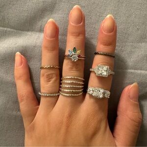 SET OF 8 RINGS. All rings are fake